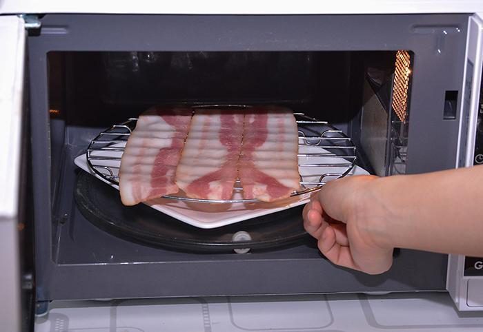 Lò vi sóng Electrolux EMM2311W - Hàng chính hãng